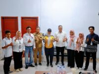 Bupati Barru Andi Ina Kartika Sari bersama Wakil Bupati dan jajaran terkait memantau langsung proses penghitungan suara Pilkades Serentak 2026 di Sekretariat Panitia Pilkades Kabupaten Barru.
