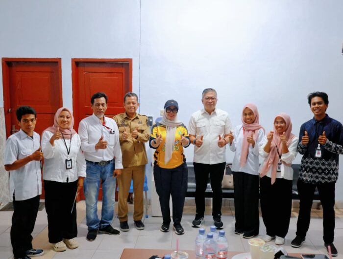 Bupati Barru Andi Ina Kartika Sari bersama Wakil Bupati dan jajaran terkait memantau langsung proses penghitungan suara Pilkades Serentak 2026 di Sekretariat Panitia Pilkades Kabupaten Barru.