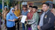 Bupati Barru Andi Ina Kartika Sari bersama Wakil Bupati menyerahkan sapi kurban bantuan Presiden RI Prabowo Subianto kepada masyarakat Desa Nepo, Kecamatan Mallusetasi, Kabupaten Barru.