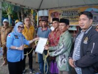 Bupati Barru Andi Ina Kartika Sari bersama Wakil Bupati menyerahkan sapi kurban bantuan Presiden RI Prabowo Subianto kepada masyarakat Desa Nepo, Kecamatan Mallusetasi, Kabupaten Barru.