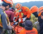 Tim SAR Gabungan mengevakuasi jenazah pendaki yang tewas tersambar petir di puncak Gunung Monrolo, Kabupaten Maros, Sulawesi Selatan.