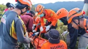 Tim SAR Gabungan mengevakuasi jenazah pendaki yang tewas tersambar petir di puncak Gunung Monrolo, Kabupaten Maros, Sulawesi Selatan.