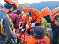 Tim SAR Gabungan mengevakuasi jenazah pendaki yang tewas tersambar petir di puncak Gunung Monrolo, Kabupaten Maros, Sulawesi Selatan.