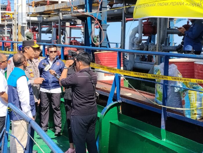 Kapolda Sulsel Irjen Pol Djuhandhani Rahardjo Puro memimpin konferensi pers pengungkapan puluhan kasus penyalahgunaan BBM dan LPG subsidi di Dermaga Pelindo Makassar dengan total kerugian negara mencapai Rp69,9 miliar.