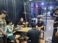 Suasana pengunjung di QONITA COFFEE, Takkalasi, Kecamatan Balusu, Kabupaten Barru, yang menjadi salah satu warkop dan UMKM lokal favorit masyarakat.