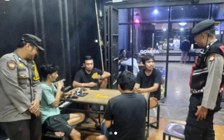 Suasana pengunjung di QONITA COFFEE, Takkalasi, Kecamatan Balusu, Kabupaten Barru, yang menjadi salah satu warkop dan UMKM lokal favorit masyarakat.