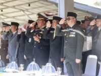 Peserta mengikuti Upacara Peringatan Hari Lahir Pancasila Tahun 2026 di Halaman Kantor Bupati Barru yang dipimpin Komandan Kodim 1405/Parepare sebagai Inspektur Upacara.