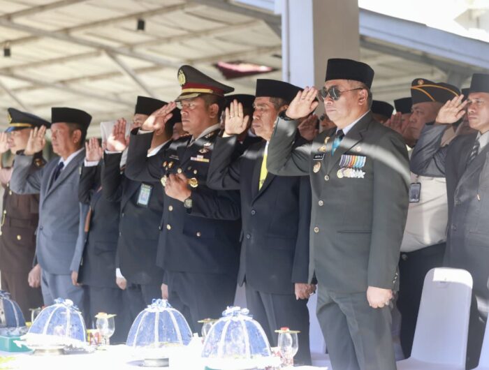 Peserta mengikuti Upacara Peringatan Hari Lahir Pancasila Tahun 2026 di Halaman Kantor Bupati Barru yang dipimpin Komandan Kodim 1405/Parepare sebagai Inspektur Upacara.