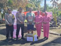 Kapolsek Balusu Iptu Abd. Mustajil bersama Bhayangkari Ranting Balusu menyerahkan bantuan sembako kepada korban kebakaran di Dusun Bawasalo, Desa Lampoko, Kecamatan Balusu, Kabupaten Barru.
