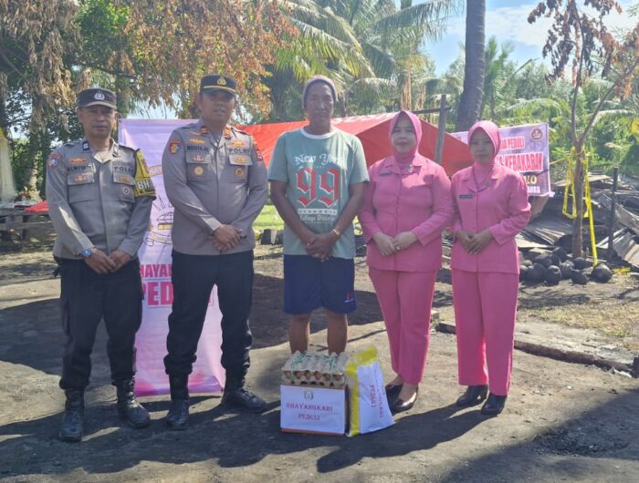 Kapolsek Balusu Iptu Abd. Mustajil bersama Bhayangkari Ranting Balusu menyerahkan bantuan sembako kepada korban kebakaran di Dusun Bawasalo, Desa Lampoko, Kecamatan Balusu, Kabupaten Barru.