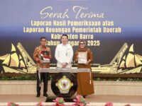 Bupati Barru Andi Ina Kartika Sari menerima Laporan Hasil Pemeriksaan dari BPK RI Perwakilan Sulawesi Selatan setelah Kabupaten Barru meraih opini Wajar Tanpa Pengecualian (WTP) ke-11 berturut-turut atas LKPD Tahun Anggaran 2025.