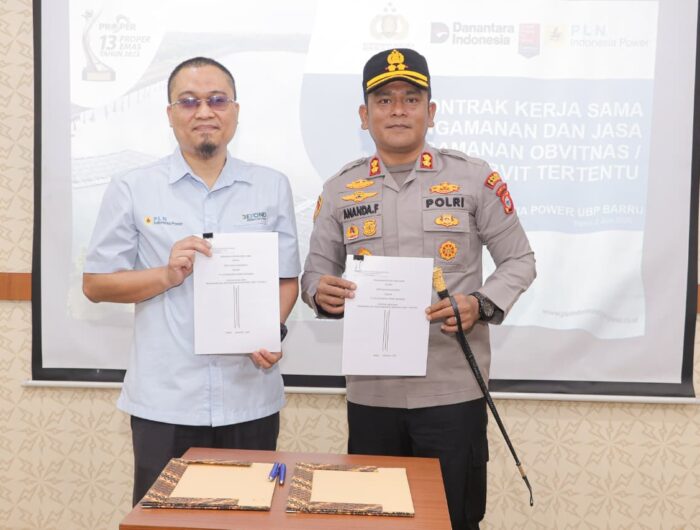Kapolres Barru AKBP Ananda Fauzi Harahap dan Manager Unit PT PLN Indonesia Power UBP Barru Ahmad Burhani menandatangani nota kesepahaman kerja sama pengamanan Objek Vital Nasional di lingkungan PLTU Barru, Selasa (2/6/2026).