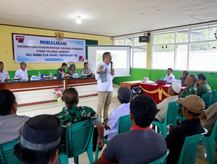Wakil Bupati Barru Abustan Andi Bintang bersama Dandim 1405/Parepare Letkol Inf. Erwin Hidayat saat sosialisasi persiapan lahan pembangunan Yonif TP di Aula Kantor Desa Anabanua, Kabupaten Barru.
