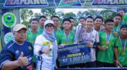 Bupati Barru Andi Ina Kartika Sari menyerahkan trofi kepada SSB Hibridah Barru usai menjuarai Liga Ramang U-17 Tahun 2026 di Lapangan Sumpang Binangae, Kabupaten Barru.