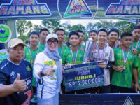 Bupati Barru Andi Ina Kartika Sari menyerahkan trofi kepada SSB Hibridah Barru usai menjuarai Liga Ramang U-17 Tahun 2026 di Lapangan Sumpang Binangae, Kabupaten Barru.