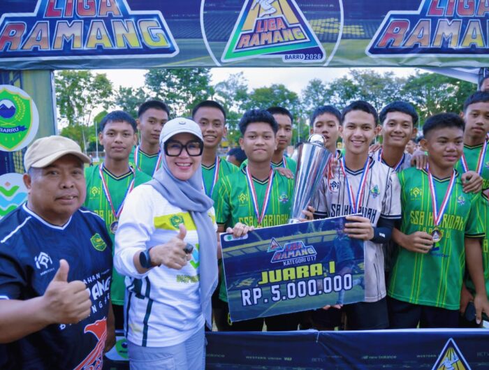 Bupati Barru Andi Ina Kartika Sari menyerahkan trofi kepada SSB Hibridah Barru usai menjuarai Liga Ramang U-17 Tahun 2026 di Lapangan Sumpang Binangae, Kabupaten Barru.