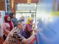 Bupati Barru Andi Ina Kartika Sari membuka Sosialisasi SPMB Kabupaten Barru 2026 dan penandatanganan komitmen bersama pelaksanaan penerimaan murid baru yang berintegritas di Baruga Singkerru Adae.