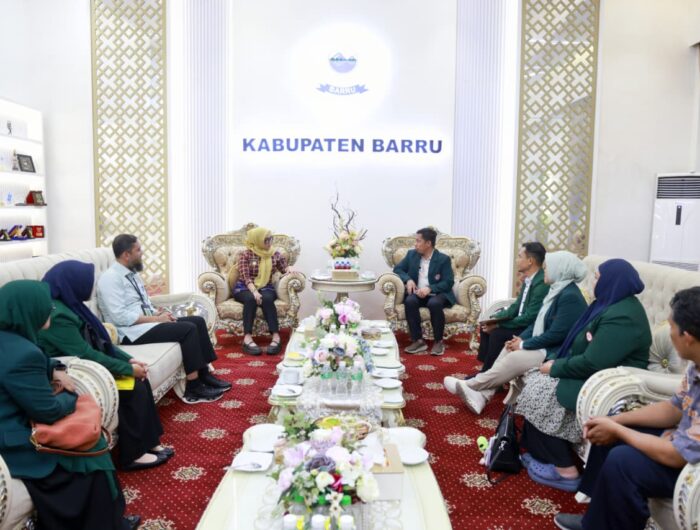 Bupati Barru Andi Ina Kartika Sari menerima audiensi pengurus IDI Kabupaten Barru terkait pelaksanaan Senam Lansia Tai Chi dalam rangka Hari Bakti Dokter Indonesia ke-118 di Rumah Jabatan Bupati Barru.