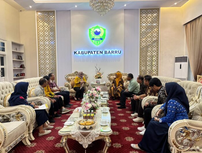 Bupati Barru Andi Ina Kartika Sari menerima audiensi Dinas Koperasi dan panitia Hari Koperasi Nasional ke-79 Kabupaten Barru di Rumah Jabatan Bupati untuk membahas persiapan rangkaian kegiatan Harkopnas 2026.