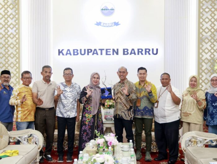 Bupati Barru Andi Ina Kartika Sari menerima audiensi Direktur Utama Jamkrida Sulsel Dahtiar bersama rombongan di Rumah Jabatan Bupati Barru untuk membahas kerja sama penguatan akses pembiayaan UMKM dan peningkatan ekonomi daerah.