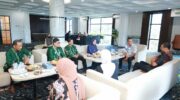 Sekretaris Daerah Kabupaten Barru Andi Syarifuddin menerima Tim Surveyor Akreditasi Fasilitas Layanan Kesehatan di Kantor Bupati Barru dalam rangka survei akreditasi Labkesda Kabupaten Barru.
