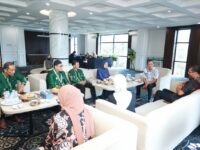 Sekretaris Daerah Kabupaten Barru Andi Syarifuddin menerima Tim Surveyor Akreditasi Fasilitas Layanan Kesehatan di Kantor Bupati Barru dalam rangka survei akreditasi Labkesda Kabupaten Barru.