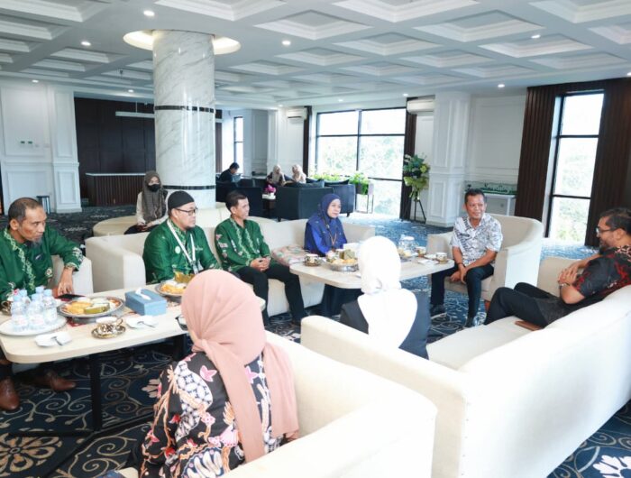 Sekretaris Daerah Kabupaten Barru Andi Syarifuddin menerima Tim Surveyor Akreditasi Fasilitas Layanan Kesehatan di Kantor Bupati Barru dalam rangka survei akreditasi Labkesda Kabupaten Barru.