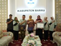 Bupati Barru Andi Ina Kartika Sari bersama Kepala Dinas Pendidikan dan Kebudayaan Barru menunjukkan komitmen pelestarian budaya melalui pengusulan 11 Warisan Budaya Takbenda Indonesia, terbanyak di Sulawesi Selatan tahun 2026.