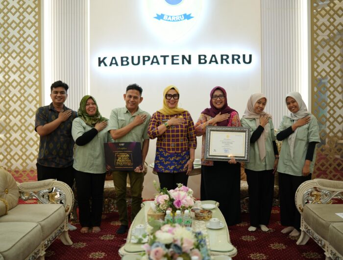 Bupati Barru Andi Ina Kartika Sari bersama Kepala Dinas Pendidikan dan Kebudayaan Barru menunjukkan komitmen pelestarian budaya melalui pengusulan 11 Warisan Budaya Takbenda Indonesia, terbanyak di Sulawesi Selatan tahun 2026.