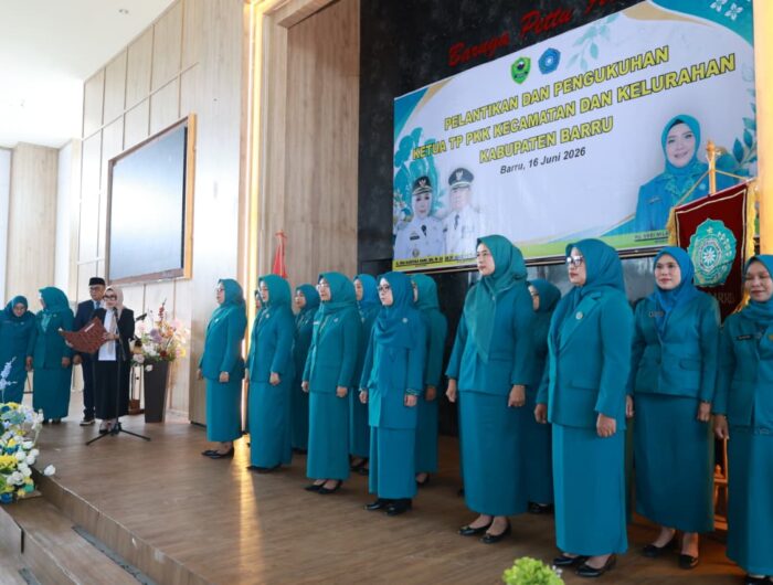 Bupati Barru Andi Ina Kartika Sari melantik dan mengukuhkan Ketua serta Pengurus TP PKK Kecamatan dan Kelurahan se-Kabupaten Barru di Gedung Mall Pelayanan Publik Barru untuk memperkuat program pemberdayaan keluarga dan penanganan stunting.