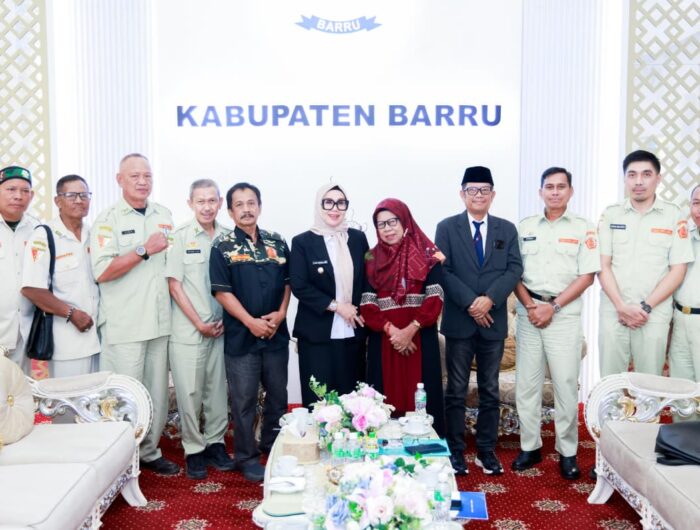 Bupati Barru Andi Ina Kartika Sari menerima audiensi Dewan Pimpinan Cabang Pemuda Panca Marga Kabupaten Barru di Rumah Jabatan Bupati untuk memperkuat sinergi organisasi kepemudaan dalam mendukung pembangunan daerah.