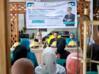 Bupati Barru Andi Ina Kartika Sari meninjau pelatihan menjahit program Tailor Made Training (TMT) Kementerian Ketenagakerjaan di LPK Mitra Mandiri Barru serta berdialog dengan peserta pelatihan untuk mendorong peningkatan keterampilan dan wirausaha baru.