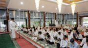 Wakil Bupati Barru Abustan A. Bintang memimpin atau mewakili Bupati Barru dalam kegiatan zikir dan doa bersama 1 Muharram 1448 Hijriah di Baruga Singkeru Adae, Rumah Jabatan Bupati Barru, bersama jajaran pemerintah daerah dan masyarakat.