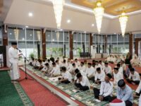 Wakil Bupati Barru Abustan A. Bintang memimpin atau mewakili Bupati Barru dalam kegiatan zikir dan doa bersama 1 Muharram 1448 Hijriah di Baruga Singkeru Adae, Rumah Jabatan Bupati Barru, bersama jajaran pemerintah daerah dan masyarakat.