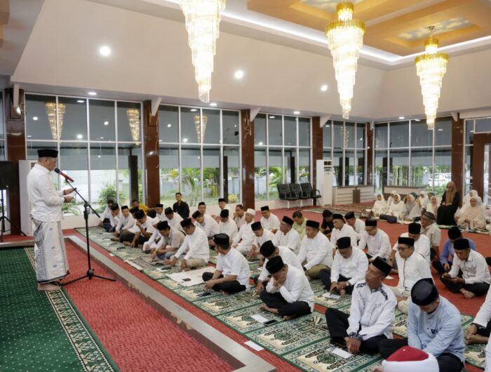 Wakil Bupati Barru Abustan A. Bintang memimpin atau mewakili Bupati Barru dalam kegiatan zikir dan doa bersama 1 Muharram 1448 Hijriah di Baruga Singkeru Adae, Rumah Jabatan Bupati Barru, bersama jajaran pemerintah daerah dan masyarakat.