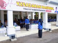 Bupati Barru Andi Ina Kartika Sari bertindak sebagai Inspektur Upacara Hari Kesadaran Nasional di halaman Kantor Bupati Barru, memberikan amanat kepada ASN dan jajaran pemerintah daerah terkait evaluasi kinerja, disiplin, dan prioritas pembangunan daerah.