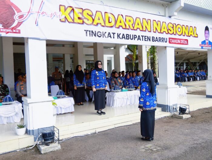 Bupati Barru Andi Ina Kartika Sari bertindak sebagai Inspektur Upacara Hari Kesadaran Nasional di halaman Kantor Bupati Barru, memberikan amanat kepada ASN dan jajaran pemerintah daerah terkait evaluasi kinerja, disiplin, dan prioritas pembangunan daerah.