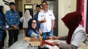 Bupati Barru Andi Ina Kartika Sari melakukan donor darah di Markas PMI Kabupaten Barru dalam rangka Hari Donor Darah Sedunia, sebagai bentuk kepedulian kemanusiaan dan ajakan kepada masyarakat untuk rutin mendonorkan darah.