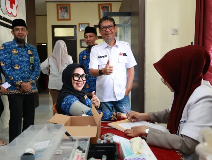 Bupati Barru Andi Ina Kartika Sari melakukan donor darah di Markas PMI Kabupaten Barru dalam rangka Hari Donor Darah Sedunia, sebagai bentuk kepedulian kemanusiaan dan ajakan kepada masyarakat untuk rutin mendonorkan darah.