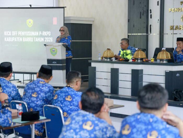 Bupati Barru Andi Ina Kartika Sari memimpin Kick Off Penyusunan Perubahan RKPD 2026 di Bapperida Barru, memberikan arahan kepada pimpinan OPD terkait evaluasi program, efisiensi anggaran, dan prioritas pembangunan daerah.