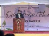 Wakil Bupati Barru Abustan Andi Bintang menghadiri Open House SRT 65 Kabupaten Barru di Desa Harapan, Tanete Riaja, memberikan sambutan tentang pentingnya pendidikan dalam memutus rantai kemiskinan.