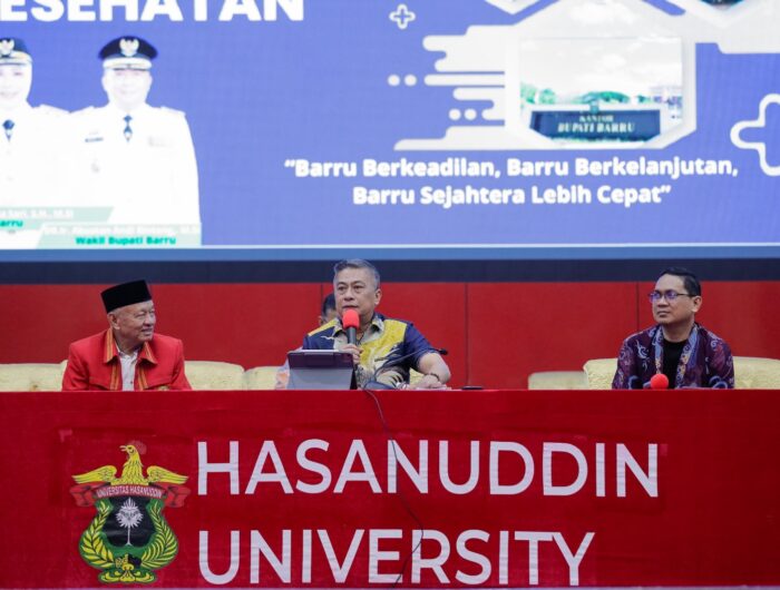 Wakil Bupati Barru Abustan Andi Bintang memberikan pembekalan kepada mahasiswa KKN Profesi Kesehatan Universitas Hasanuddin di Makassar, membahas kolaborasi peningkatan layanan kesehatan di Kabupaten Barru.