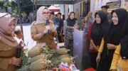Bupati Barru Andi Ina Kartika Sari meninjau stan pelaku UMKM saat membuka Pameran dan Bazar UMKM dalam rangka Hari Kewirausahaan dan UMKM Nasional 2026 di halaman Kantor Dinas Koperasi dan UMKM Kabupaten Barru.