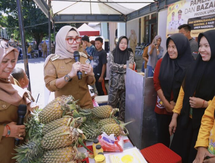 Bupati Barru Andi Ina Kartika Sari meninjau stan pelaku UMKM saat membuka Pameran dan Bazar UMKM dalam rangka Hari Kewirausahaan dan UMKM Nasional 2026 di halaman Kantor Dinas Koperasi dan UMKM Kabupaten Barru.