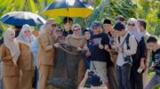 Bupati Barru Andi Ina Kartika Sari bersama Wakil Bupati Abustan A. Bintang memanen udang vaname di tambak Pokdakan Berlian, Kelurahan Palanro, Kecamatan Mallusetasi, Kabupaten Barru.