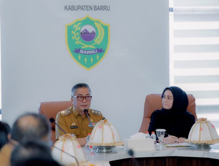 Wakil Bupati Barru Abustan A. Bintang menerima kunjungan kerja Komisi B DPRD Provinsi Sulawesi Selatan di Ruang Rapat Lantai 5 Kantor Bupati Barru untuk membahas kondisi fiskal daerah, Dana Bagi Hasil, dan pembangunan.