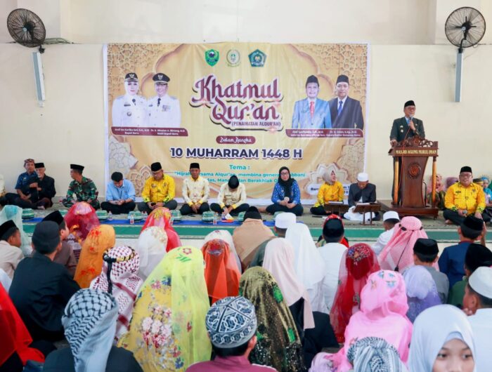 Wakil Bupati Barru Abustan A. Bintang menghadiri Penamatan (Khatmul) Al-Qur'an yang diikuti 1.410 santri TPA dan TPQ dari tujuh kecamatan di Masjid Agung Nurul Iman Barru pada peringatan Hari Asyura 1448 Hijriah.
