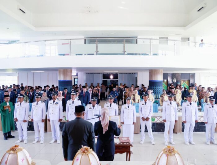 Bupati Barru Andi Ina Kartika Sari bersama Wakil Bupati Abustan A. Bintang melantik dan mengambil sumpah jabatan 11 kepala desa terpilih hasil Pilkades Serentak Kabupaten Barru Tahun 2026 di Mal Pelayanan Publik Kantor Bupati Barru.