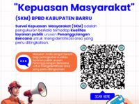 Poster Survei Kepuasan Masyarakat (SKM) BPBD Kabupaten Barru yang mengajak masyarakat memberikan penilaian terhadap kualitas pelayanan publik penanggulangan bencana melalui pemindaian QR Code.