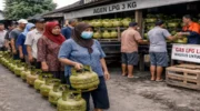 Illustrasi Antrian Gas Elpiji 3 Kg
